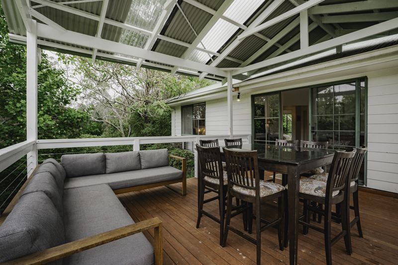 Lounge and dining on the deck