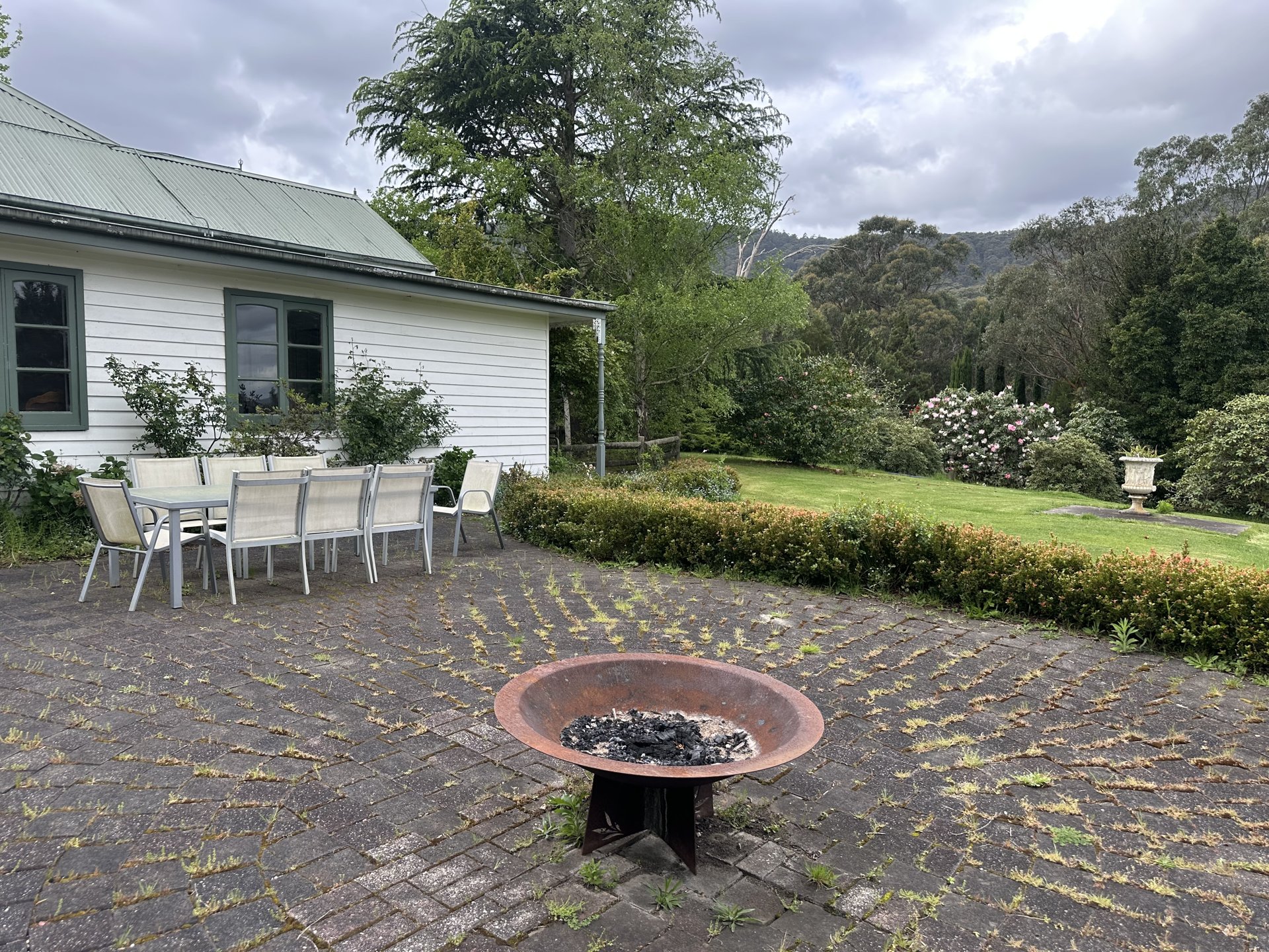 White Rose Cottage and its fire-pit courtyard